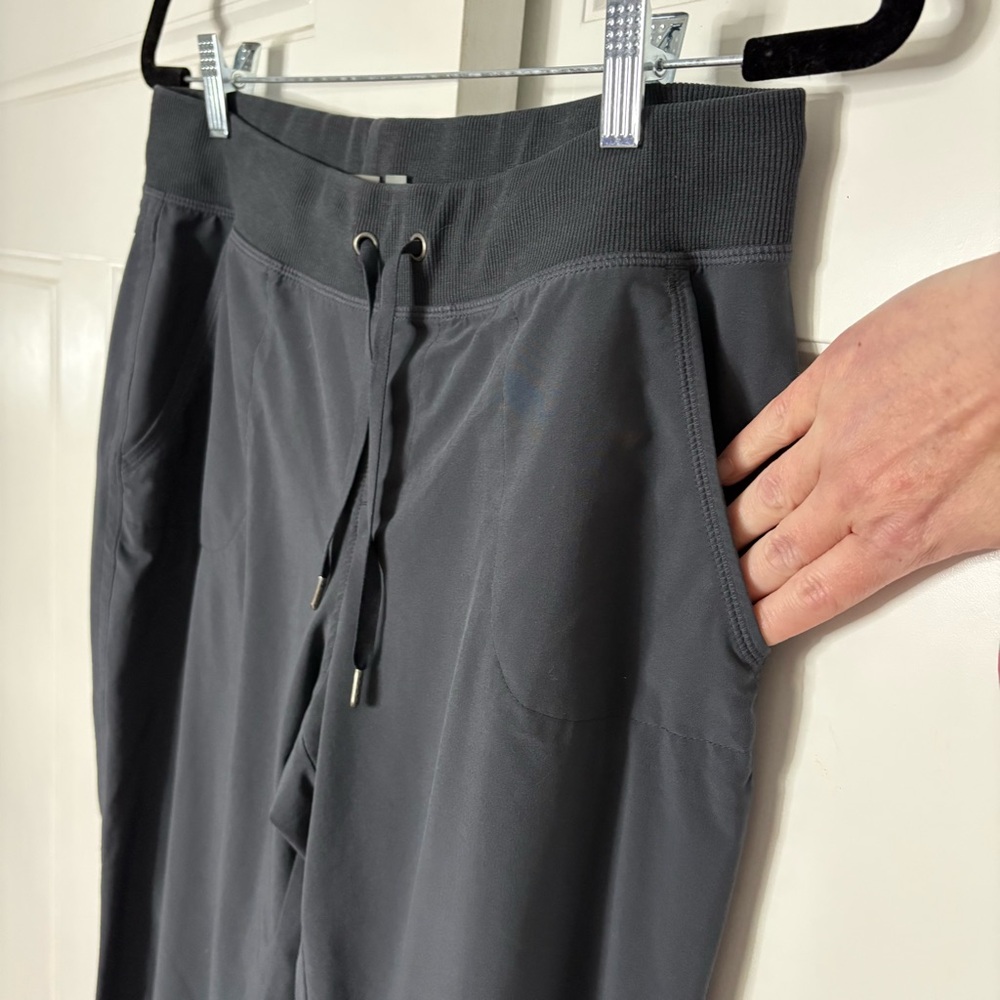 Athleta Go Far Travel Pants Joggers 4 dark gray drawstring pockets comfy